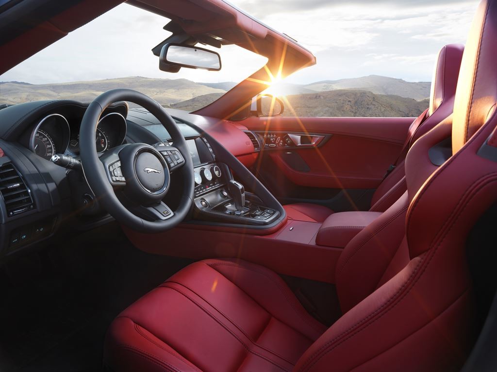 Jag_FTYPE_16MY_AWD_R_Glacier_White_Image_191114_10_LowRes