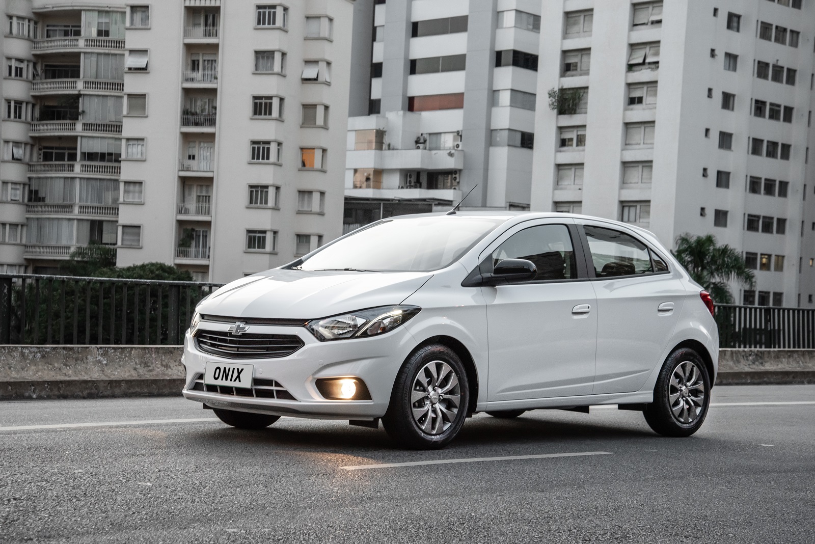 O novo Onix Joy recebe visual do restante da linha