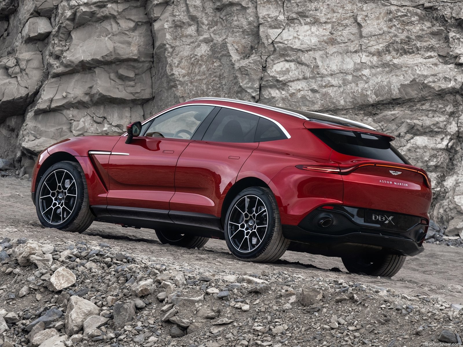Aston Martin DBX: Segura essa Goldfinger!