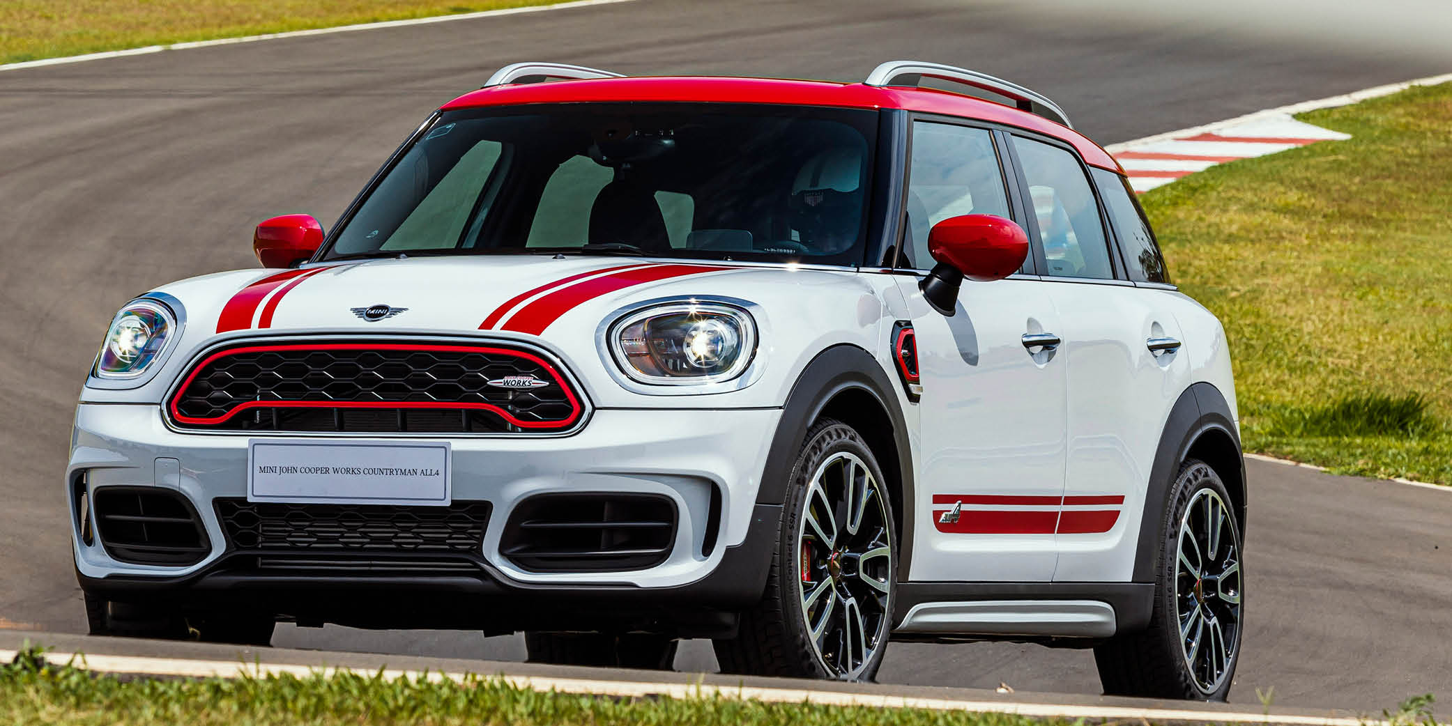 Nova versão do SUV MINI Countryman
