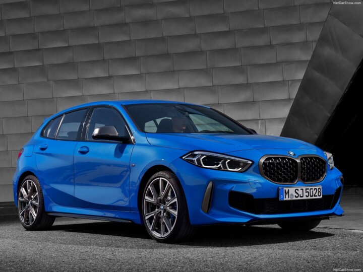 BMW lança M135i XDrive para brigar com A35 AMG