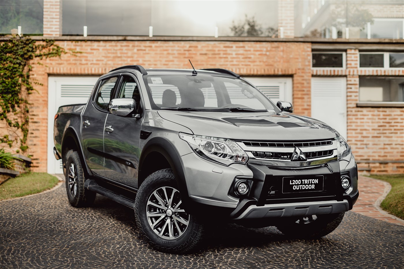 Mitsubishi L200 chega a linha 2021, com cara velha
