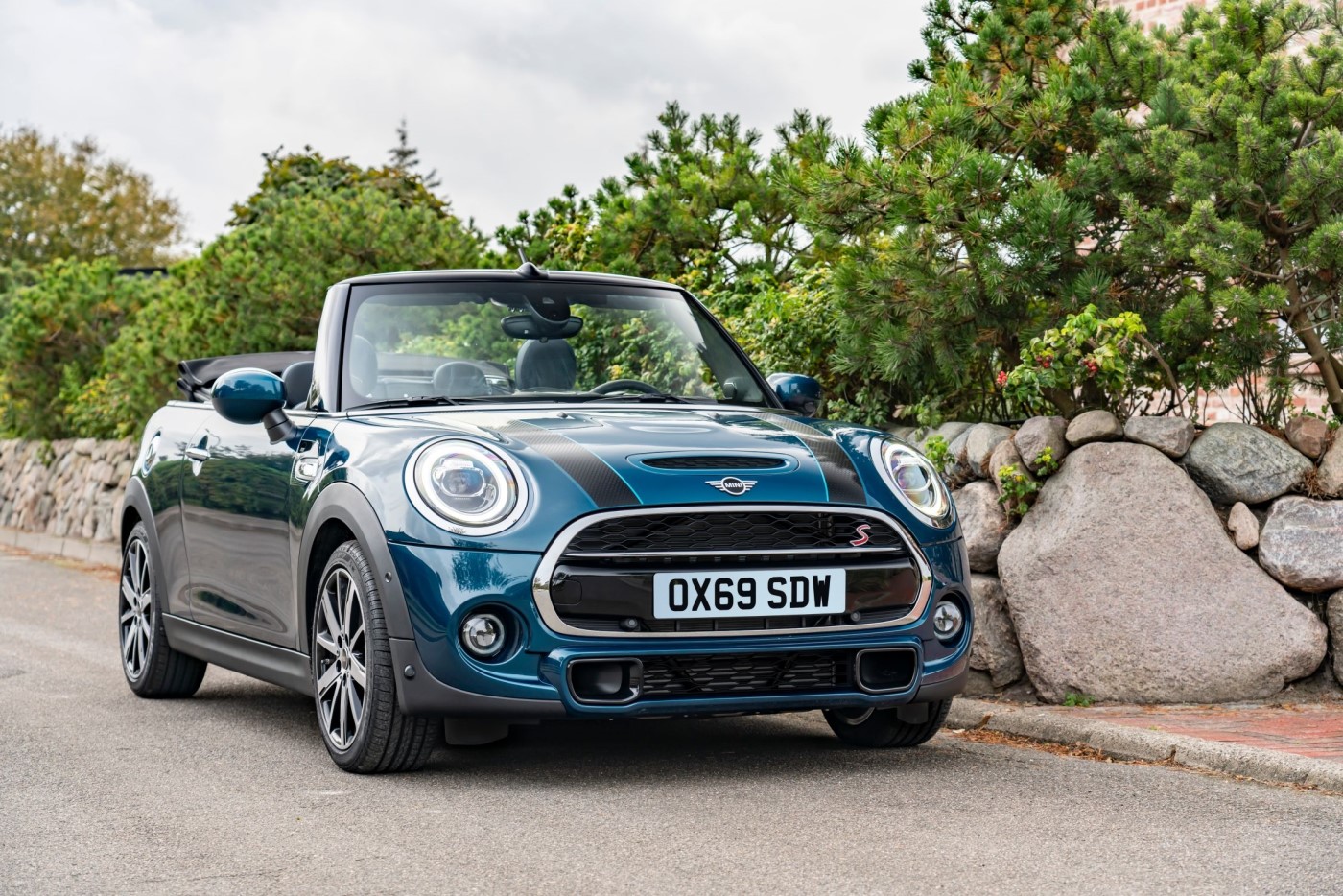 Mini lança Cooper Cabrio S Sidewalk com 10 exemplares