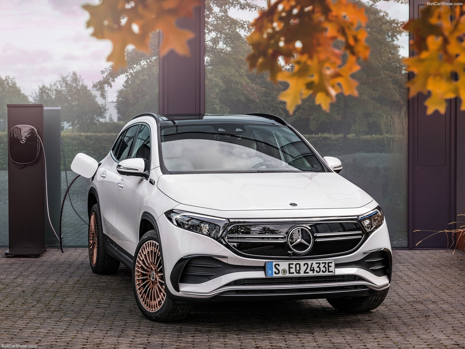 Mercedes-Benz amplia linha de elétricos com EQA
