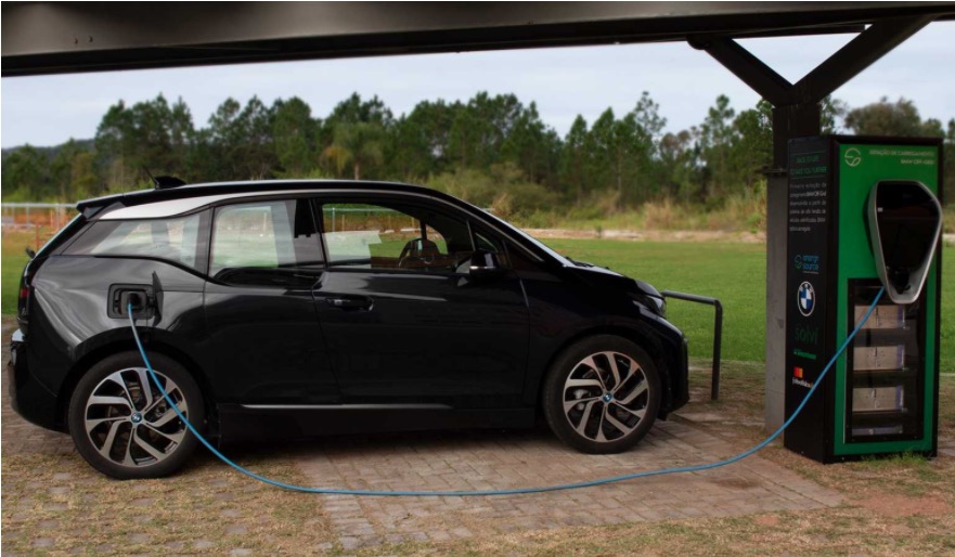 BMW cria carregador solar com baterias do i3