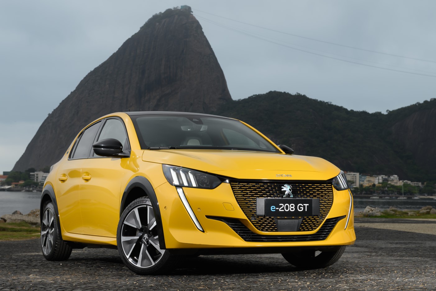 Peugeot lança elétrico e-208 GT