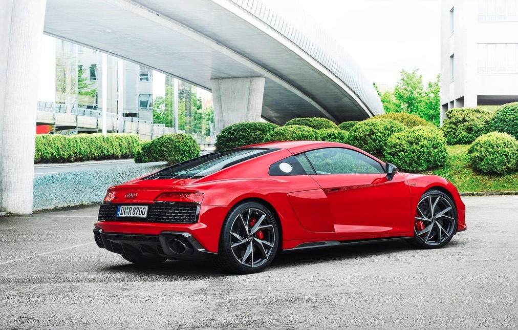 R8 V10